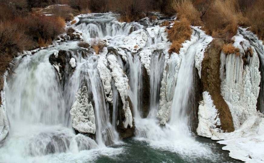 Zaleđeni vodopad u turskom Vanu nesvakidašnji prizor za turiste